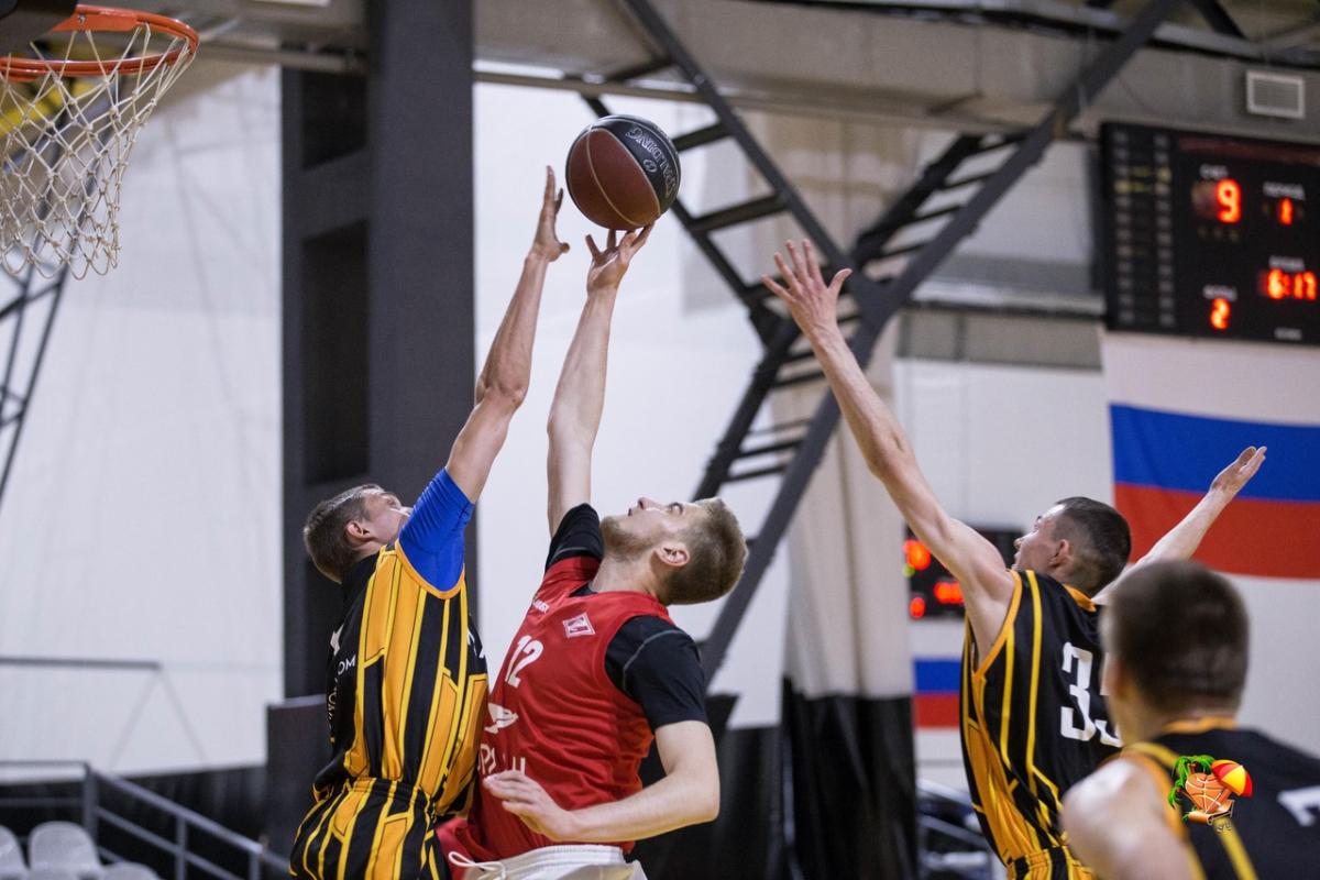 Дом баскетбола на красных воротах