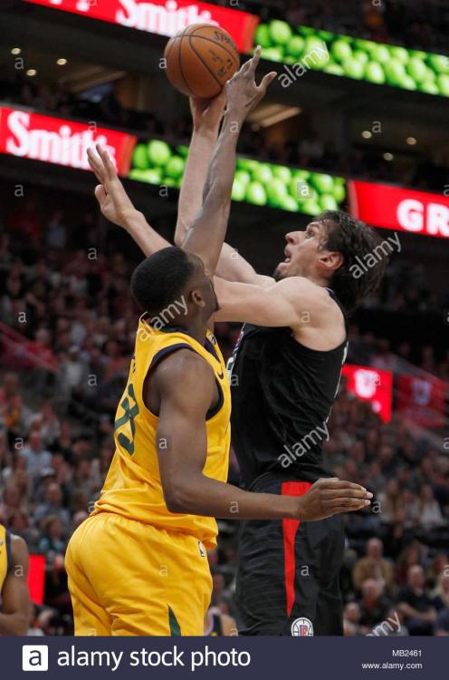 salt-lake-city-estados-unidos-06th-apr-2018-la-clippers-center-boban-marjanovic-51-hooks-a-shot-over-utah-jazz-center-ekpe-udoh-33-during-an-nba-game-at-energy-solutions-arena-in-salt-lake-city-utah-usa-5-ap.jpg
