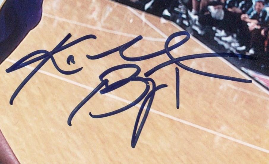 Kobe Bryant автограф