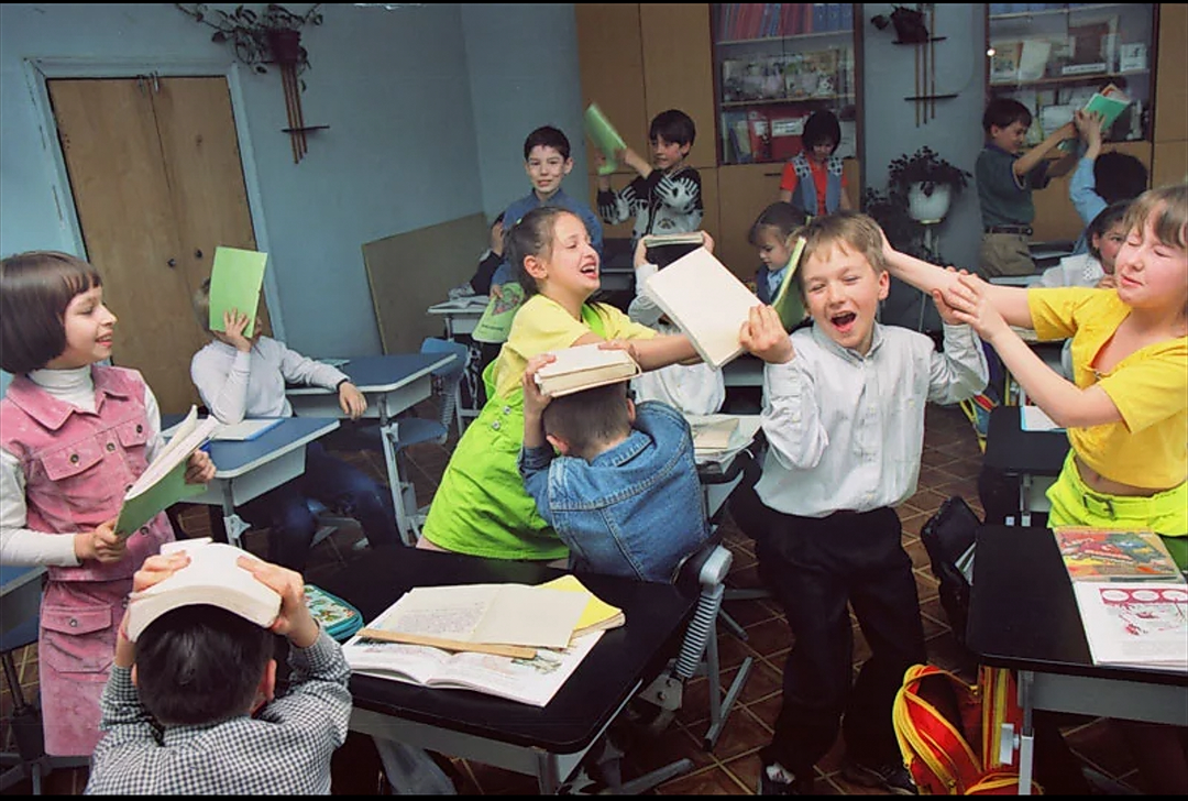 Вообще то школа не место. Дети в школе. Дети бесятся в школе. Дети на уроке. Школьники бесятся в школе.