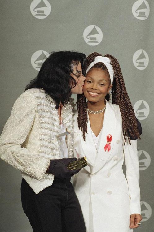 janet-jackson-michael-ap-images-post.thumb.jpg.947e373a391e7fe04ab19ca2bd686bee.jpg