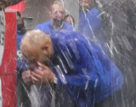 Подробнее о "Игроки «Милуоки» устроили Дарвину Хэму ледяной душ в раздевалке после первой тренерской победы в НБА"