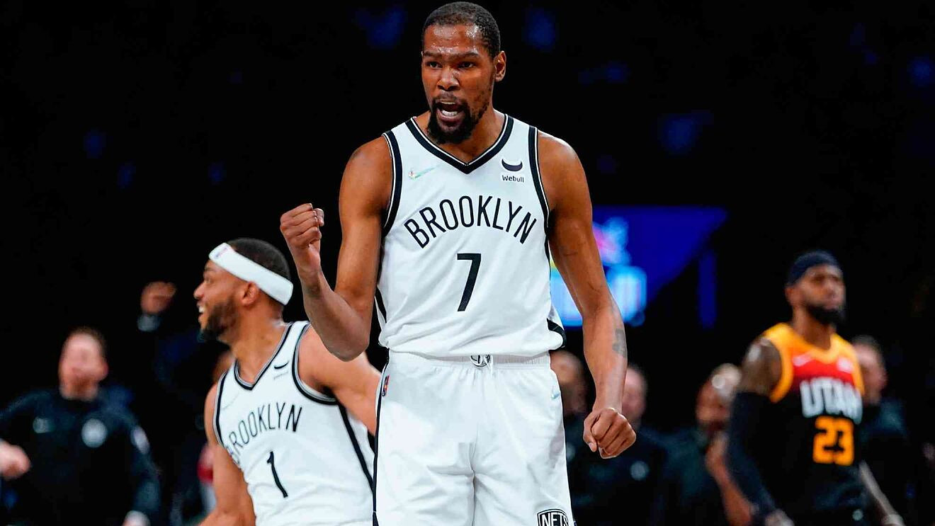 37-летний Джеймс поставил сверху с сопротивлением бывшего одноклубника Кеви...