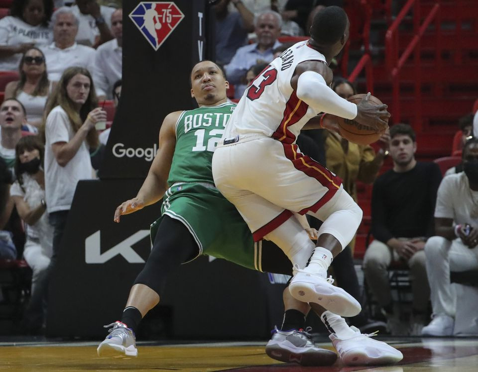 Фол в нападении. Грант Уильямс баскетболист. Такое фол НБА. Фолы в NBA смешные. Фол в атаке.