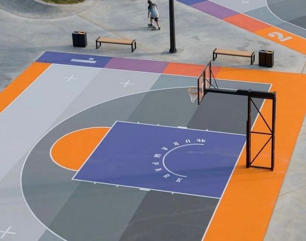 Дрифтер изуродовал покрытие на культовой баскетбольной площадке в Казани