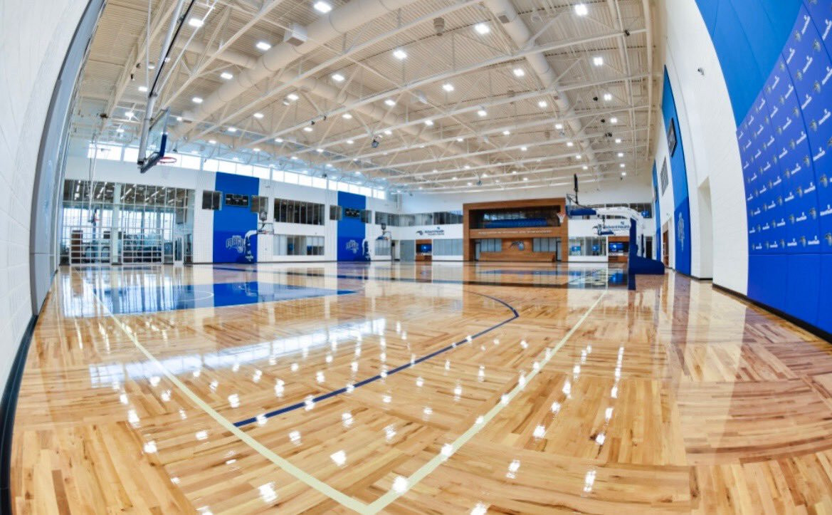 10 новый тренировочный. Строительство спортивного комплекса. Тренировочный центр. Школа в США баскетбольная площадка.