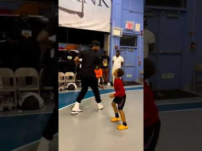 Подробнее о "Кармело Энтони сыграл против юного баскетболиста в Гарлеме"