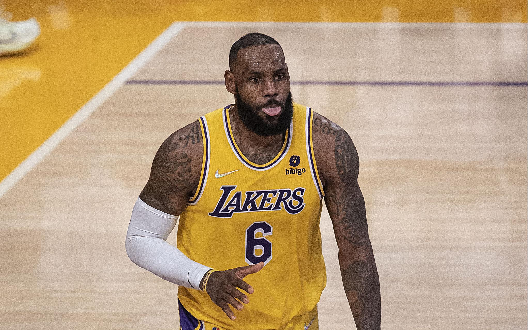 Баскетбол Леброн Джеймс Lakers