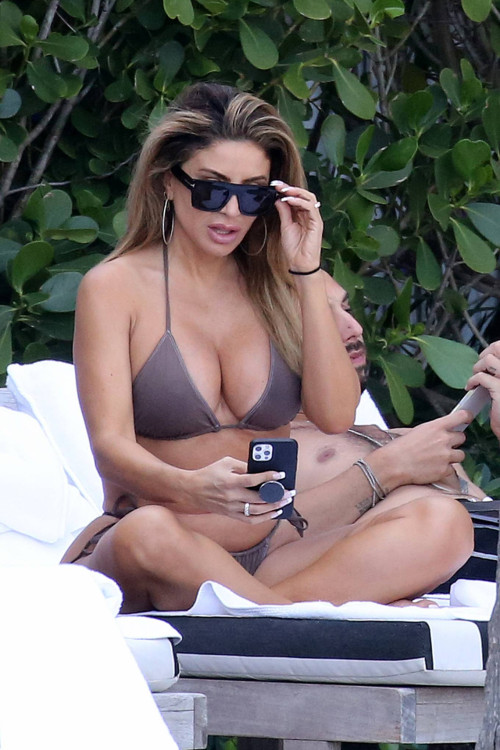 Larsa-Pippen---In-a-bikini-with-a-mystery-man-by-the-pool-in-Miami-04.thumb.jpg.d08f22a199b984e7a5ad890e4f406291.jpg