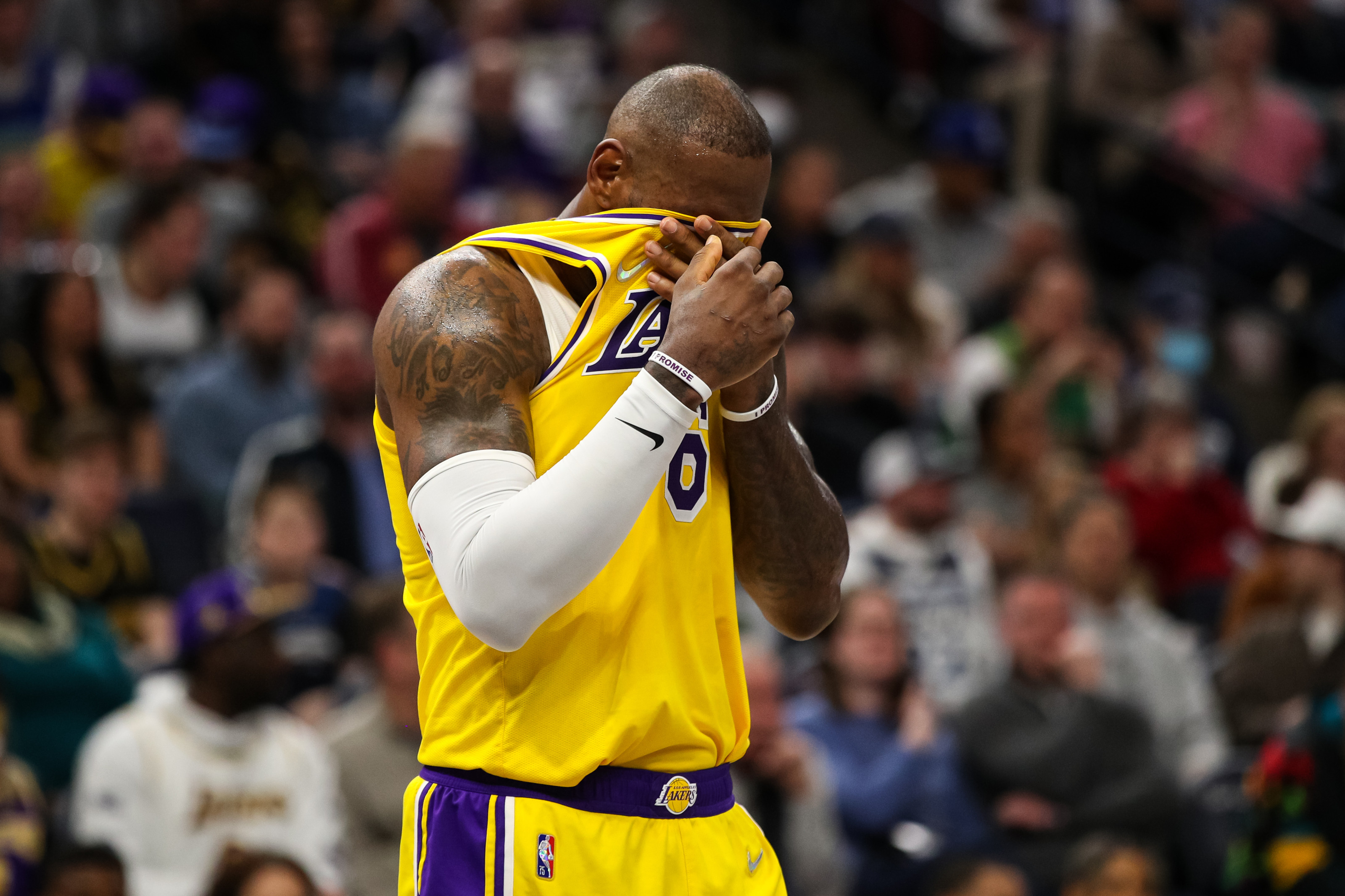 Баскетбол Леброн Джеймс Lakers
