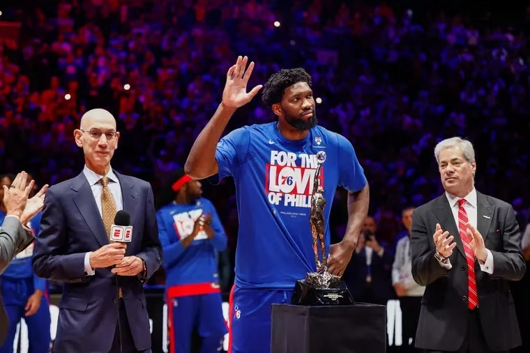 Эмбиид раскритиковал НБА за вручение награды MVP перед 3-м матчем: «Между регуляркой и плей-офф целая неделя»