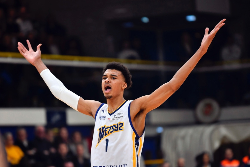 В «Сан-Антонио» сообщили, что не планируют обменивать Вембаньяму: "Мы ...