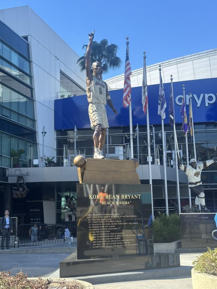 В Лос-Анджелесе завершили исправление статуи Коби Брайанта