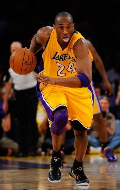 KobeBryantsticksouthistongueandlookstopushtheballvstheMavericks.JPG.9ba7c59a2aaa8b05c4e4f67eb89dbb48.JPG
