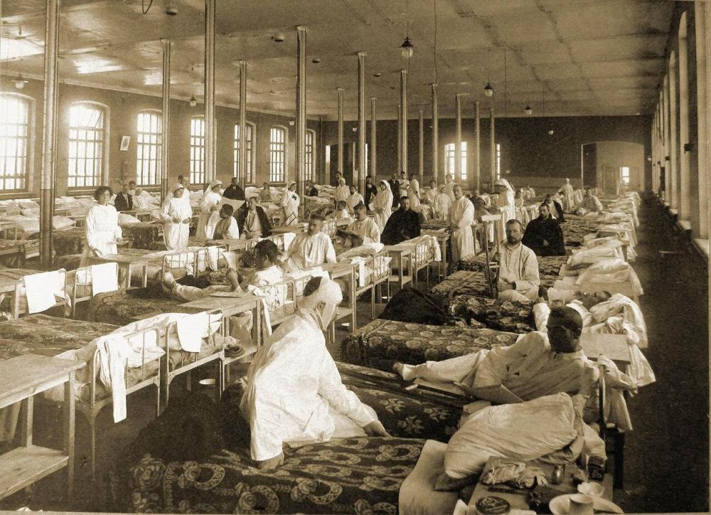 04. Раненые солдаты в палате распределительного госпиталя, устроенного в помещении 1-го винного склада..jpg