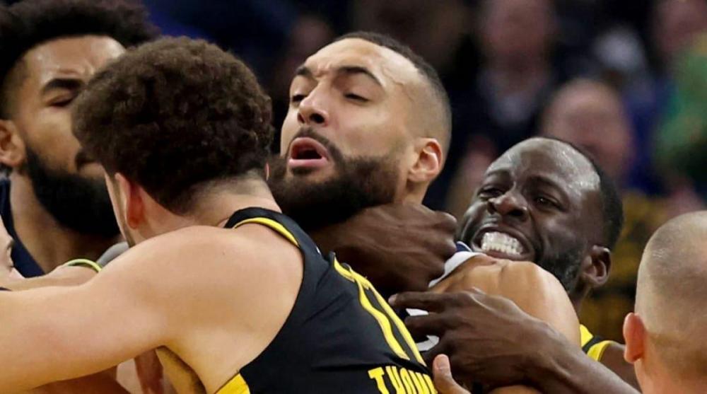 gobert_draymond.thumb.jpg.c0219261b3b5516b94d075cb9c7b1d9f.jpg