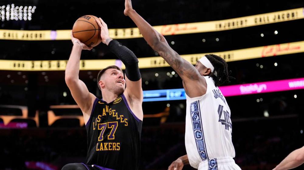Лука Дончич играет через «сильную боль». Словенца беспокоит локоть и обе ноги (Lakers Daily)