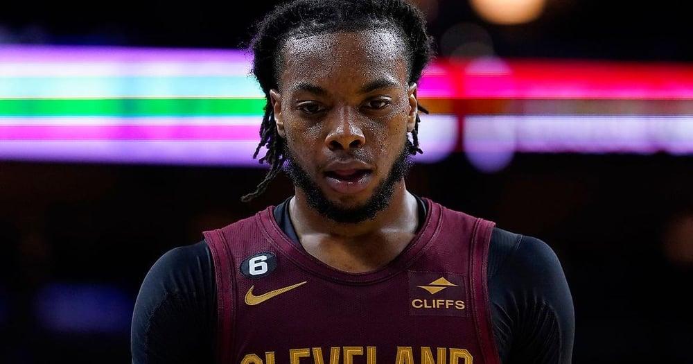 Дариус Гарлэнд готовится к обследованию из-за боли в большом пальце правой ноги