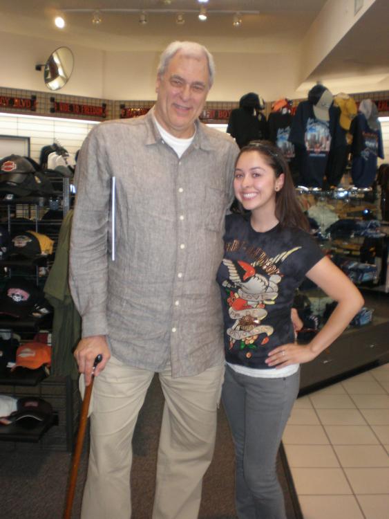 phil-jackson-004.thumb.jpg.db2e09a9dfa6a8478704ba8dd670fa13.jpg